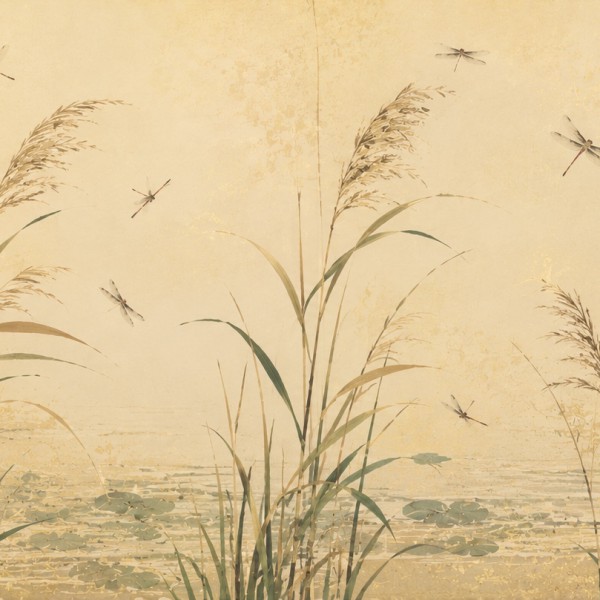 Roseaux et libellules – fresque panoramique botanique : roseaux verticaux au trait fin et libellules sur fond doré pâle, palette